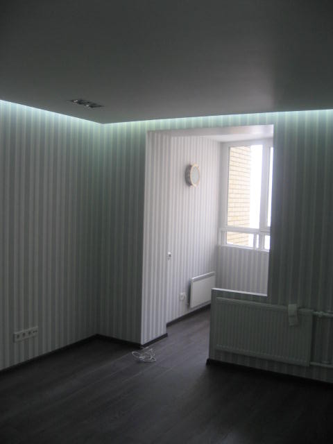Совмещение комнаты с лоджией, потолок двухуровневый со скрытой подсветкой